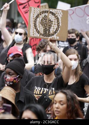 Vancouver, Canada. 19 giugno 2020. Le persone che hanno firmato partecipano alla Giunettesima marcia della libertà a Vancouver, British Columbia, Canada, 19 giugno 2020. Credit: Liang Sen/Xinhua/Alamy Live News Foto Stock