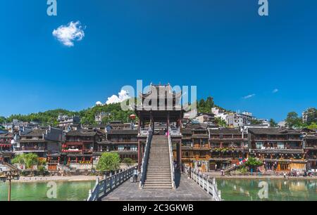 Ponte di pietra sul fiume Tuo Jiang a Feng Huang Foto Stock