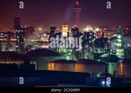 Vista notturna della zona industriale di Keihin, visibile dal Kawasaki Marien Foto Stock