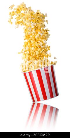 Pop corn volanti da secchio a strisce di carta isolato su sfondo bianco Foto Stock