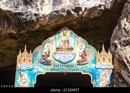 Wat Tham Suwankhuha Tempio grotta (Monkey Cave) a Phang Nga, Thailandia. Foto Stock