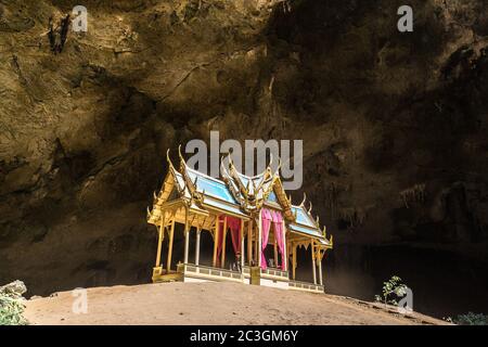 Padiglione reale nella grotta di Phraya Nakorn, Parco Nazionale Khao Sam Roi Yot, Thailandia in una giornata estiva Foto Stock