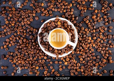 Tazza di caffè espresso. Caffè caldo su sfondo scuro Foto Stock