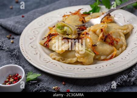 Gnocchi con cavolo è un piatto tradizionale dell'Europa orientale. Foto Stock