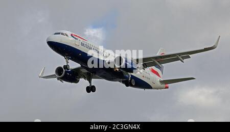 British Airways Airbus A320 G-EUYP sull approccio finale all aeroporto di Heathrow LHR Foto Stock