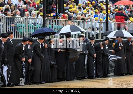 Clero con ombrelli sono schierati in attesa della sfilata al Lord Mayor's Show 2016 nella città di Londra, Inghilterra, Regno Unito Foto Stock
