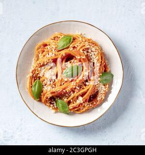 Pasta italiana. Spaghetti con salsa di pomodoro, formaggio e basilico, pallino quadrato Foto Stock
