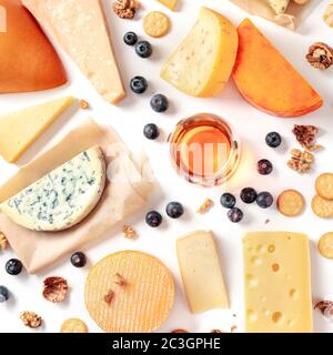 Degustazione di formaggi e vini e abbinamento piatto su sfondo bianco. Molti formaggi diversi, foto quadrate Foto Stock