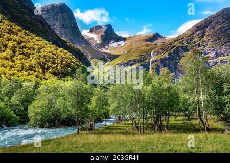 Strada per il ghiacciaio di Briksdal, cascata in Norvegia Foto Stock