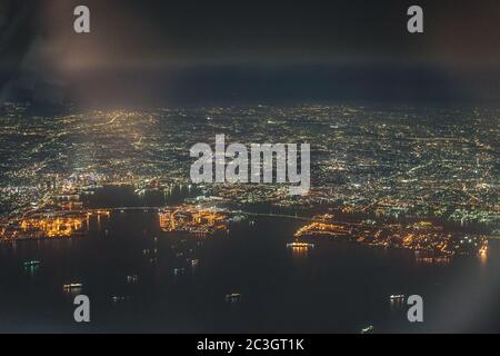 Vista notturna di Yokohama vista da un aereo Foto Stock