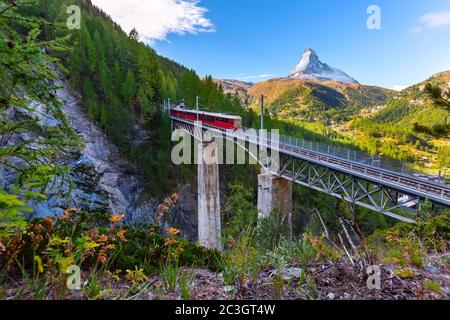 Zermatt, Svizzera. Treno Gornergrat sul ponte Foto Stock