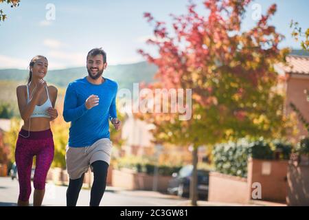 giovani coniugi caucasici che si adunano a jogging, italia, toscana, europa Foto Stock