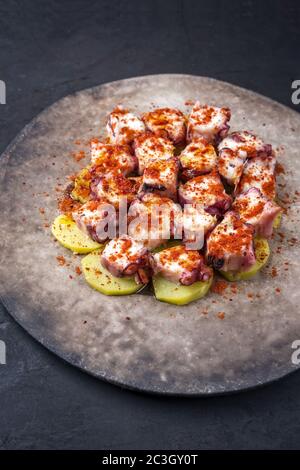 Pulpo spagnolo tradizionale a la gallega con polpo alla griglia Foto Stock