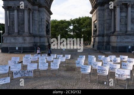 New York, Stati Uniti. 19 giugno 2020. Cartelli con i nomi dei politici e dei neri che sono stati visti sulle sedie vuote durante il giorno della libertà di Juneteicesima al Grand Army Plaza. Credit: SOPA Images Limited/Alamy Live News Foto Stock