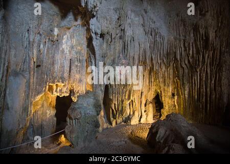 Enorme grotta nella baia di ha along, Vietnam in una giornata estiva Foto Stock