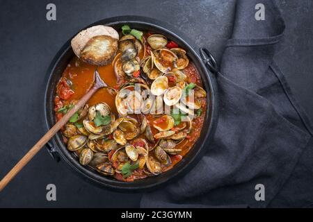 Tappezzeria giapponese cotta con paprika e baguette in salsa piccante all'aglio di pomodoro, vista dall'alto in un recipiente dal design moderno Foto Stock