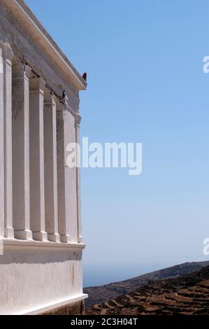 Grecia – bellissima isola di Sikinos : una vista angolata della scuola del vecchio villaggio. Design classico e simmetria, con vista da Hora al mare. Foto Stock