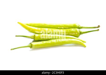 peperoni dolci verdi freschi (peperoni di banana) su sfondo bianco Foto Stock