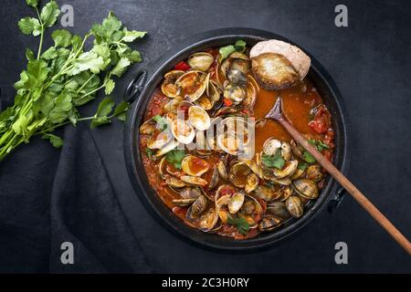 Tappezzeria giapponese cotta con paprika e baguette in salsa piccante all'aglio di pomodoro, vista dall'alto in un recipiente dal design moderno Foto Stock