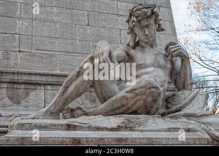 Il monumento USS Maine all'ingresso del Gate di Central Park al Columbus Circle a New York. Foto Stock