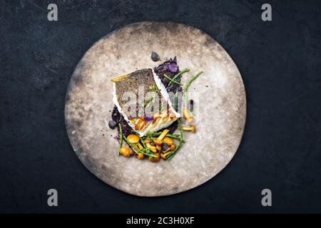 Filetto di merluzzo europeo fritto gourmet skrei con bicchiere Foto Stock