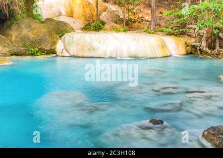 Lago con cascate di cascata nella foresta tropicale in Erawan, Thailandia Foto Stock