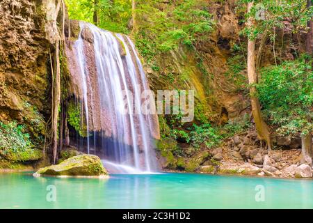 Bella cascata nella foresta pluviale selvaggia nel parco nazionale di Erawan, Thailandia Foto Stock