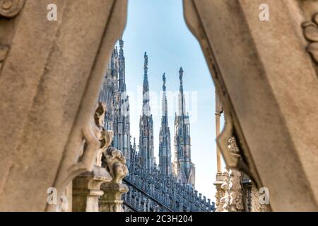 Vista sulle guglie e le statue sul tetto del Duomo di Milano Foto Stock