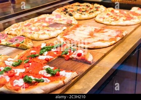 Molte fette di pizza sul tavolo di legno Foto Stock