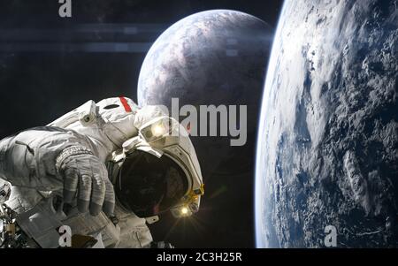 Astronauta, pianeti da qualche parte in uno spazio profondo Foto Stock