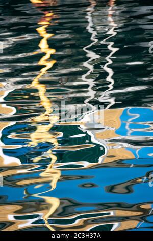 Riflesso di edificio sulla banchina, porto di Wellington, Isola del Nord, Nuova Zelanda Foto Stock