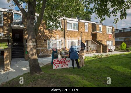 Attivisti immobiliari nella tenuta dei Cressingham Gardens a South London, Inghilterra. Foto di Sam Mellish. Foto Stock