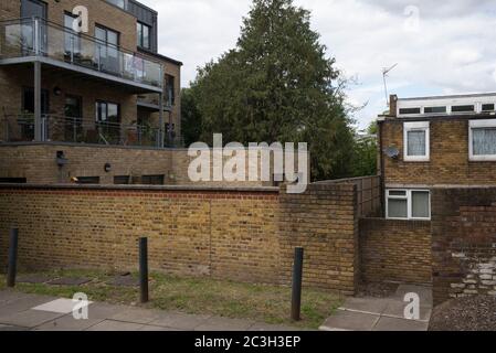 Proprietà dei giardini di Cressingham a Londra del sud, Inghilterra. Foto di Sam Mellish. Foto Stock