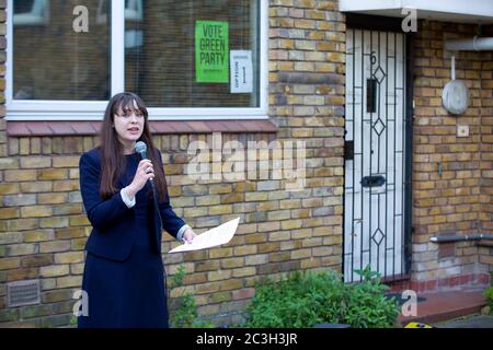 Vice leader del Partito Verde, Amelia Womack parla ai residenti della tenuta dei Cressingham Gardens a South London, Inghilterra. Foto di Sam Mellish. Foto Stock