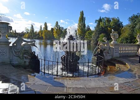 Fontana d'acqua nei Giardini Italiani, Kensington Gardens, Londra, Regno Unito Foto Stock