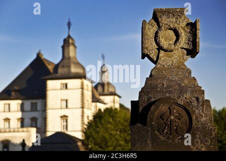 Antica lapide di San Margaretha e Deutschordenskommende Muelheim, castello di Sichtigvor, Warstein Foto Stock