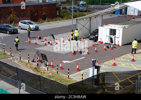 Ashford, Kent, Regno Unito. 20 giugno 2020. Dopo l'annuncio del governo che i negozi non essenziali possono aprire, la High Street del centro di Ashford sembra più trafficata di quanto non abbia fatto negli ultimi mesi della pandemia di Coronavirus durante il primo fine settimana di apertura dei negozi. Centro di test drive-in Ashford COVID 19. Credito: Alamy Live News Foto Stock