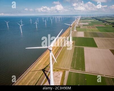 Parco dei Mulini Westermeerdijk Paesi Bassi, turbina eolica con cielo blu nell'oceano, energia verde Foto Stock