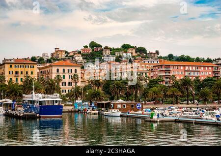 La Spezia / Italy - Maggio 27 2018: Vista del porto della città, visto dal mare, con molte barche, palme e case tradizionali. Foto Stock