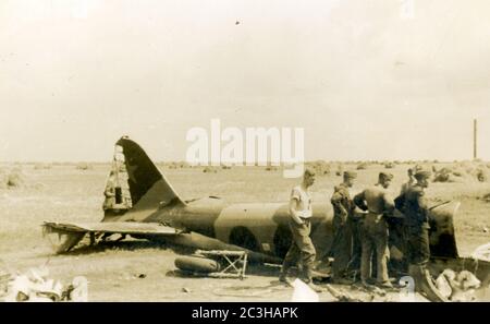 WW2 - tedeschi luftwaffe soldati vicino a aerei russi distrutti - operazione barbarossa Foto Stock