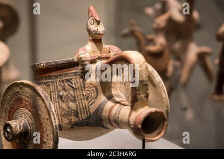 Leiden, Paesi Bassi - 04 GENNAIO 2020: Primo piano di una piccola statuina di carri di guerriero in terracotta, realizzata con un vasetto dell'antica Cipro. Cavaliere. Foto Stock