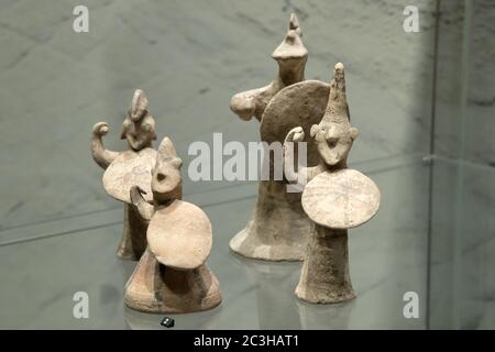 Leiden, Paesi Bassi - 04 GENNAIO 2020: Primo piano di piccole figurine guerrieri in terracotta con scudi dell'antica Cipro. Guerra antica. Foto Stock