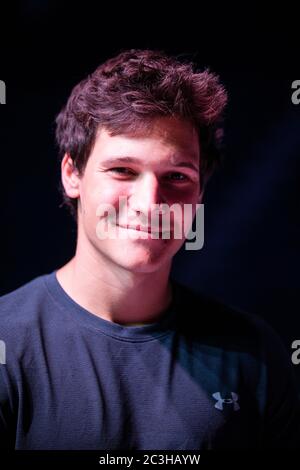 Colonia, Germania. 20 Giugno 2020. Il musicista Wincent Weiss sorride ai margini di un'intervista alla Lanxess Arena, dove eseguirà il suo primo concerto dal vivo dopo le restrizioni imposte dalla pandemia di Corona. Credit: Thomas Banneyer/dpa/Alamy Live News Foto Stock