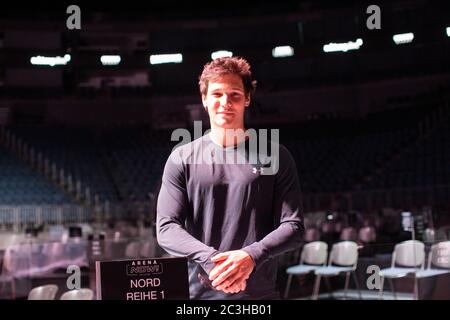 Colonia, Germania. 20 Giugno 2020. Il musicista Wincent Weiss sorride ai margini di un'intervista alla Lanxess Arena, dove eseguirà il suo primo concerto dal vivo dopo le restrizioni imposte dalla pandemia di Corona. Credit: Thomas Banneyer/dpa/Alamy Live News Foto Stock