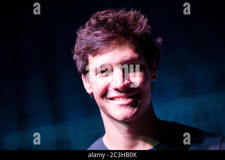 Colonia, Germania. 20 Giugno 2020. Il musicista Wincent Weiss sorride ai margini di un'intervista alla Lanxess Arena, dove eseguirà il suo primo concerto dal vivo dopo le restrizioni imposte dalla pandemia di Corona. Credit: Thomas Banneyer/dpa/Alamy Live News Foto Stock