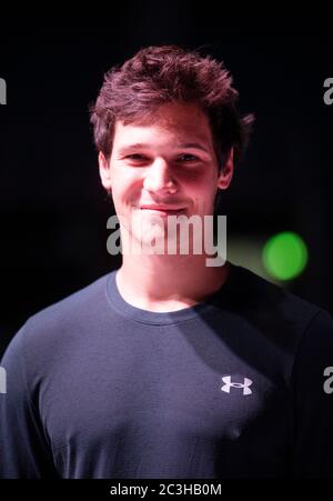 Colonia, Germania. 20 Giugno 2020. Il musicista Wincent Weiss sorride ai margini di un'intervista alla Lanxess Arena, dove eseguirà il suo primo concerto dal vivo dopo le restrizioni imposte dalla pandemia di Corona. Credit: Thomas Banneyer/dpa/Alamy Live News Foto Stock