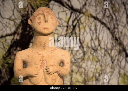 Leiden, Paesi Bassi - 04 GENNAIO 2020: Antica statua in terracotta di una donna dell'antica Cipro. Culto della fertilità. Foto Stock