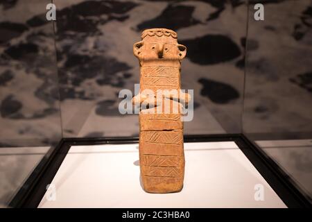 Leiden, Paesi Bassi - 04 GENNAIO 2020: Una vecchia figura in terracotta dell'antica Cipro, realizzata in età bronzea. Foto Stock