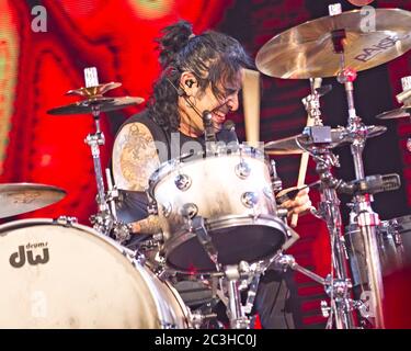 Il batterista Alex Gonzalez, El Animal, suona con la band pop-rock messicana Mana all'American Airlines Arena di Miami, Florida. Foto Stock