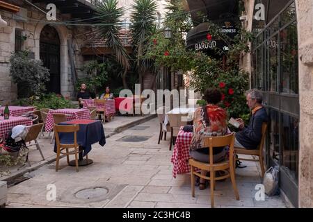 Persone che siedono nel ristorante Barood nel cortile Feingold tra Jaffa Road e Rivlin Street a Nahalat Shiva un vicolo fiancheggiato da caffè e bar marciapiede, Gerusalemme Ovest Israele Foto Stock